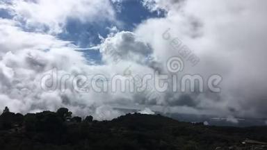 加利福尼亚山区空<strong>气质</strong>量的运动。 云和积云